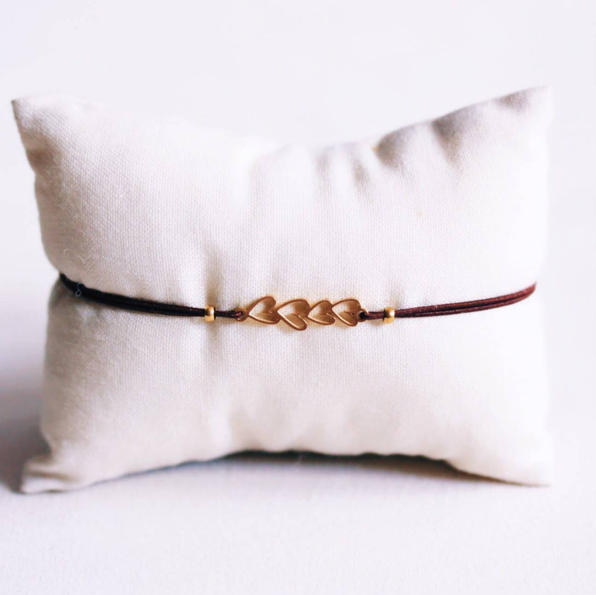 Elastisch armbandje met open hartjes Chocobruin