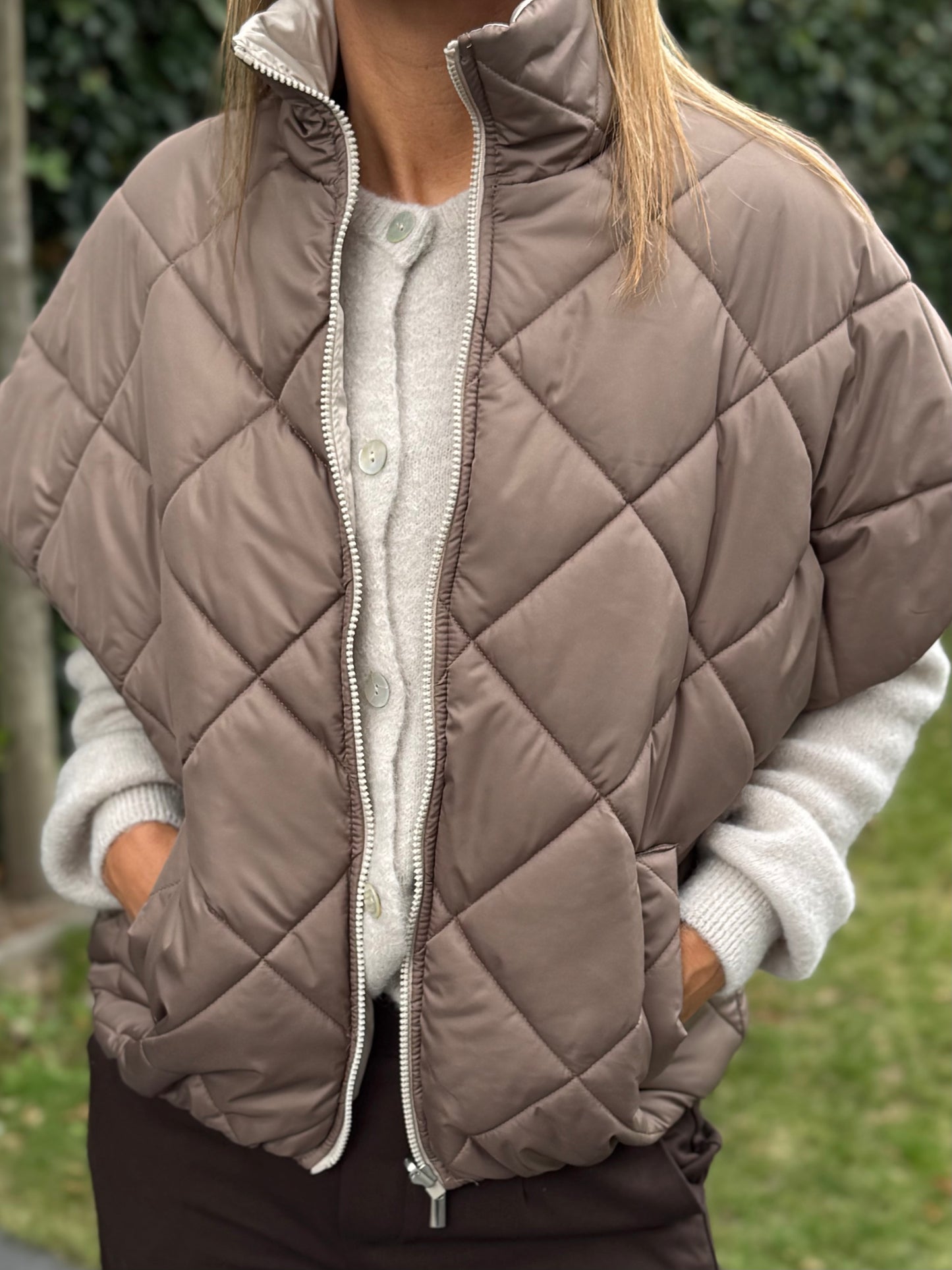 Ruim vallende gewatteerde bodywarmer- 2 kanten draagbaar- Taupe-Ecru