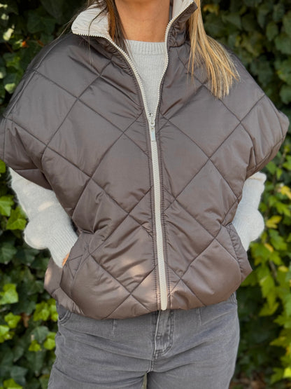 Ruimvallende gewatteerde bodywarmer-2 kanten draagbaar- Chocobruin-ecru
