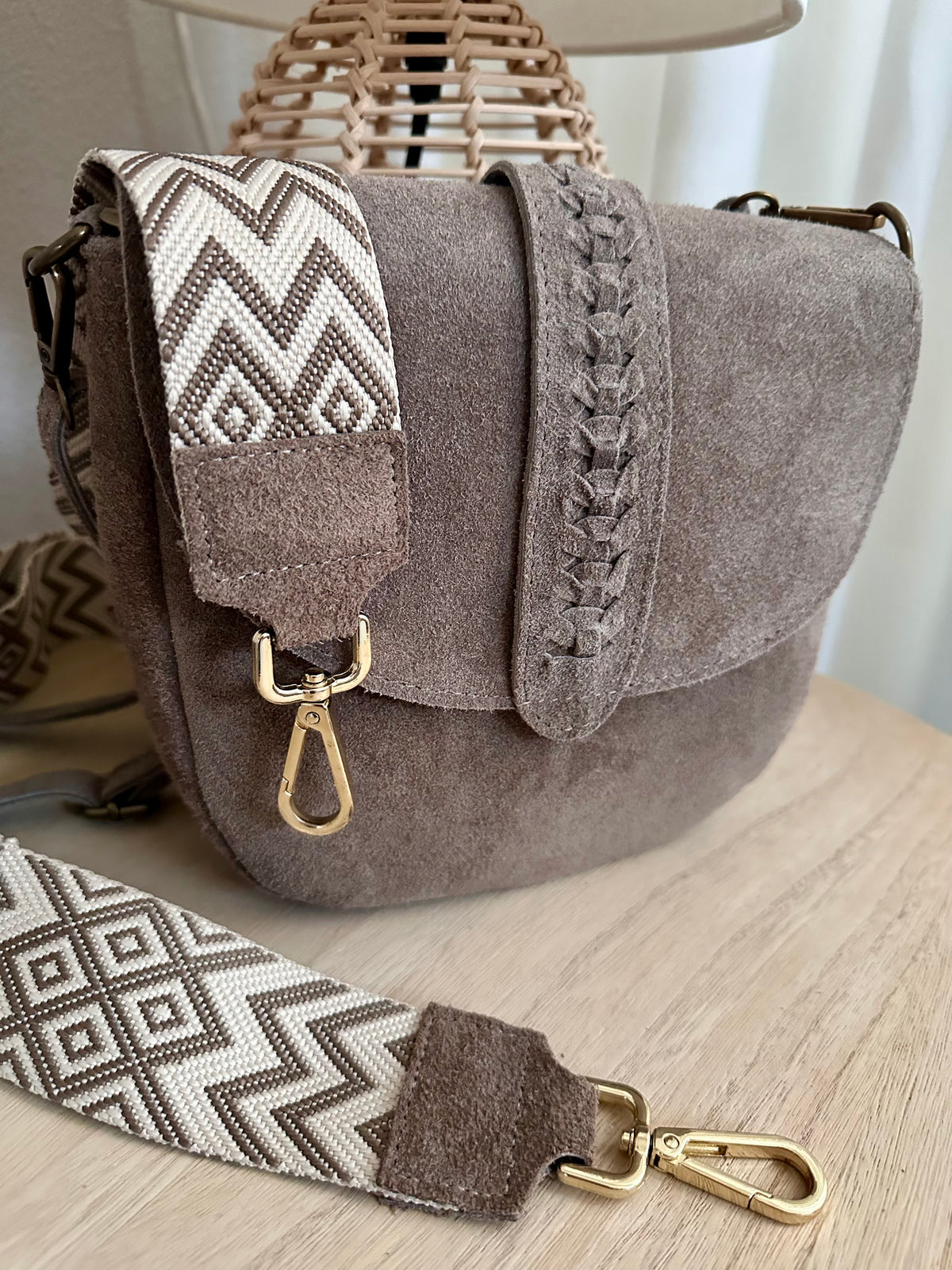 Prachtige suède tas Taupe met versiersel