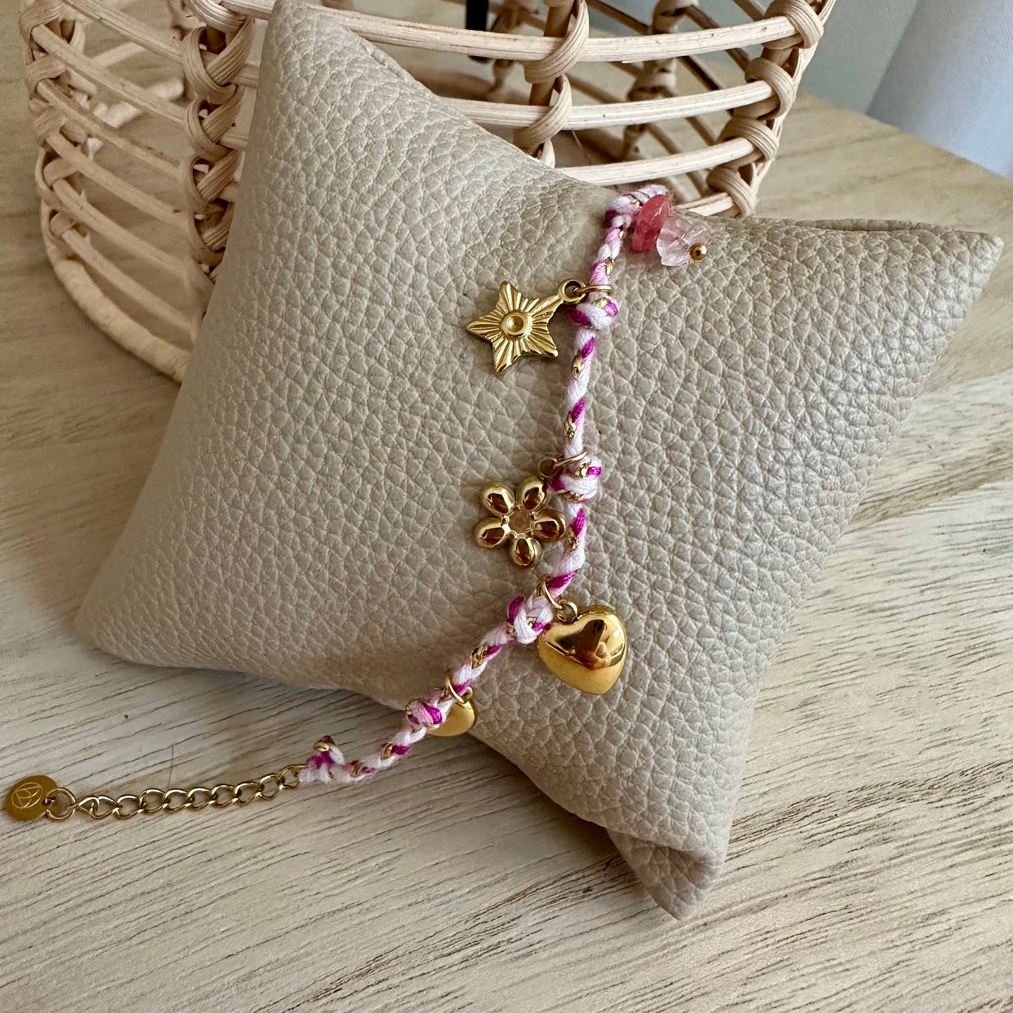 Touw armbandje met bedeltjes