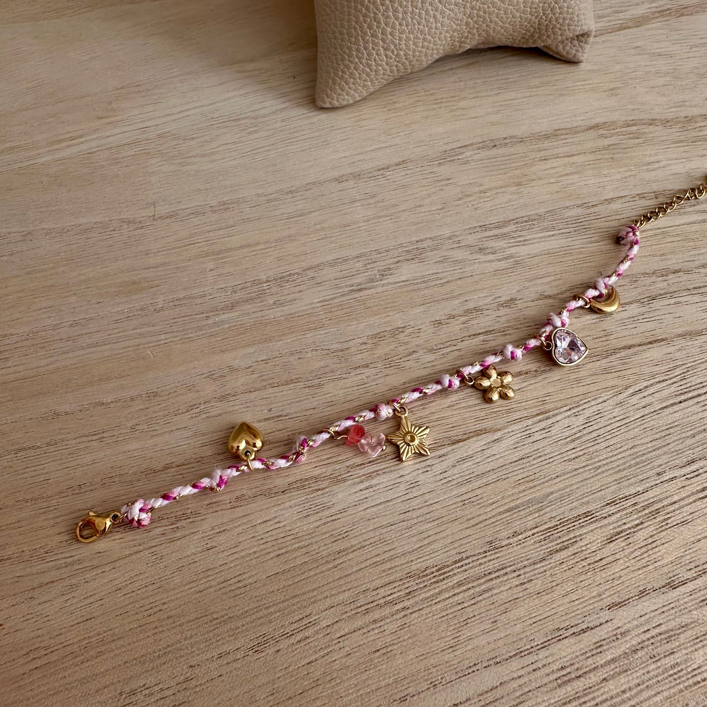 Touw armbandje met bedeltjes