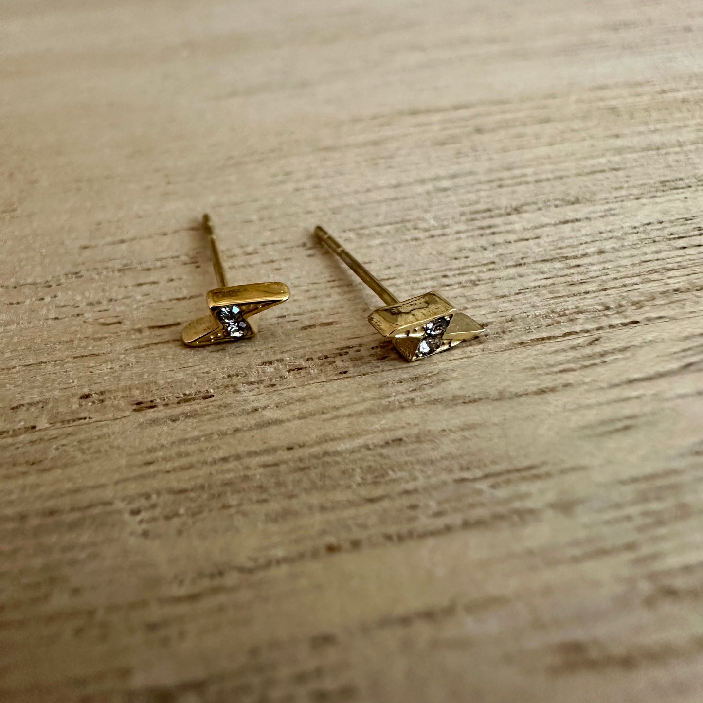 Oorstuds mini bliksem goud steentje
