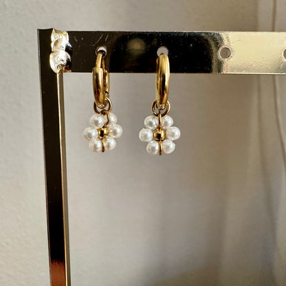 Oorring met hanger witte bloem ‘parel’