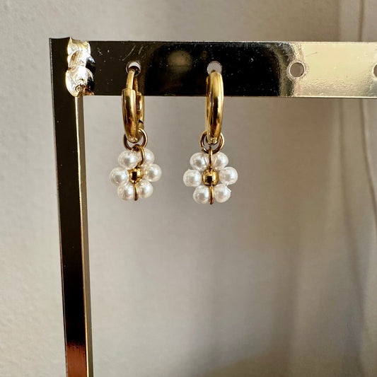 Oorring met hanger witte bloem ‘parel’
