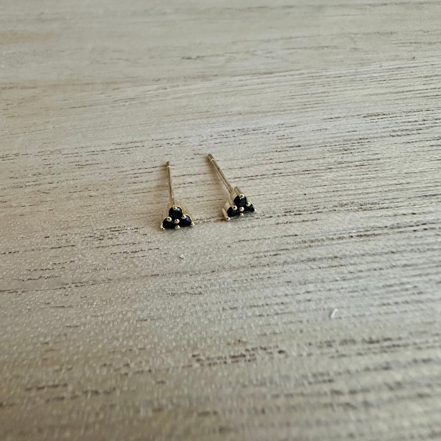 Oorstuds driehoek zwarte steentjes