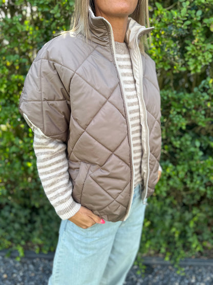Ruim vallende gewatteerde bodywarmer- 2 kanten draagbaar- Taupe-Ecru