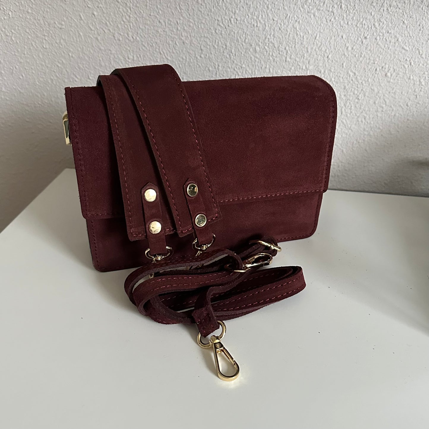 Prachtige stijlvolle suèdine tas Burgundy (sale, kleine beschadiging)