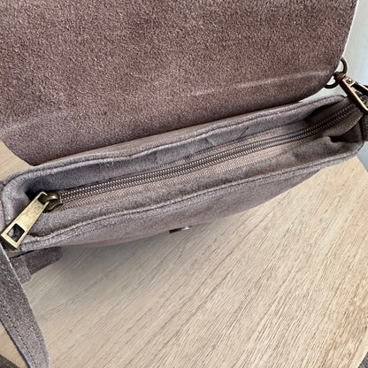Prachtige suède tas Taupe met versiersel