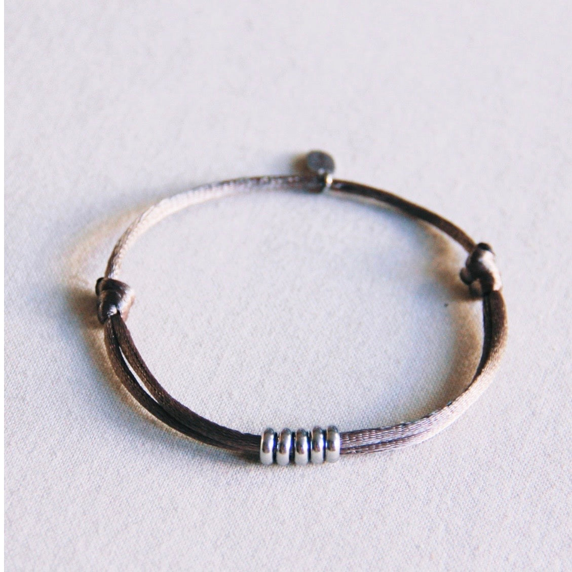Satijn armbandje met ringen Taupe/zilver