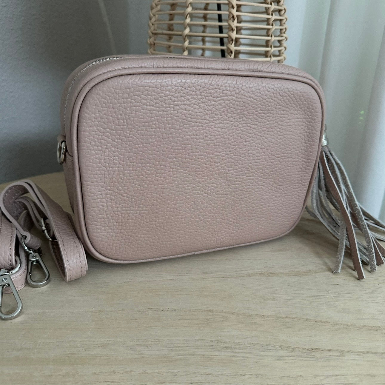 Lederen crossbodytas Nude/Poeder ‘tassel’ zilveren rits