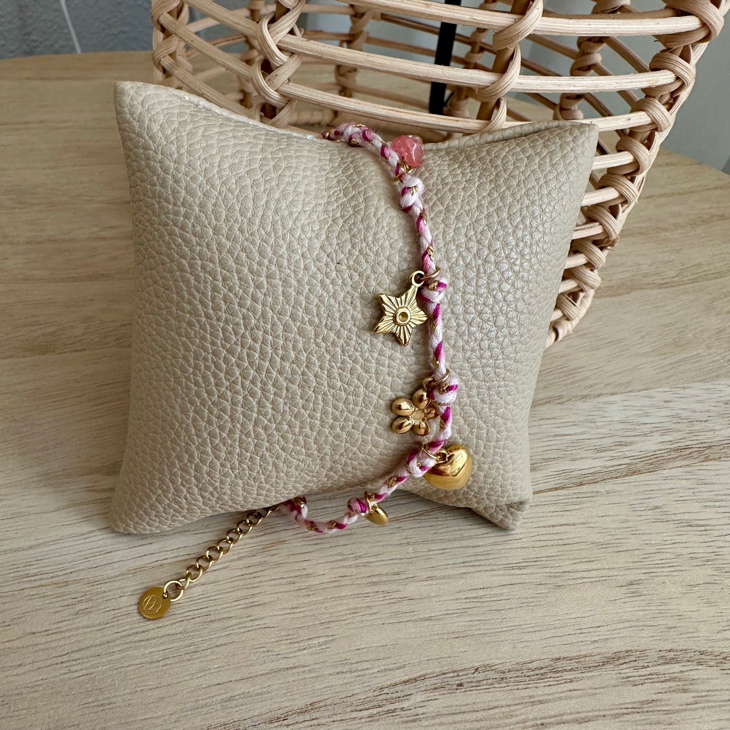 Touw armbandje met bedeltjes