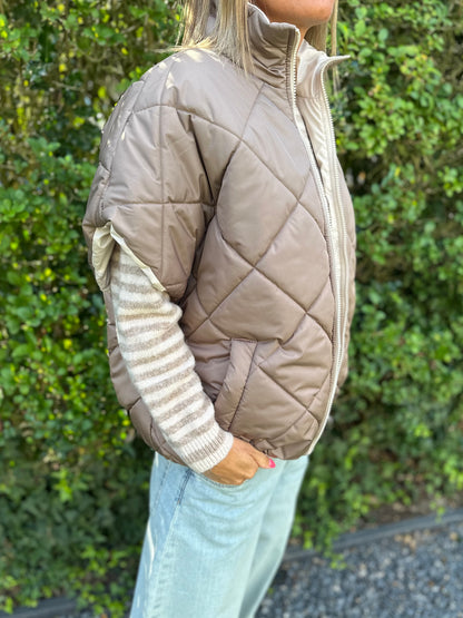 Ruim vallende gewatteerde bodywarmer- 2 kanten draagbaar- Taupe-Ecru