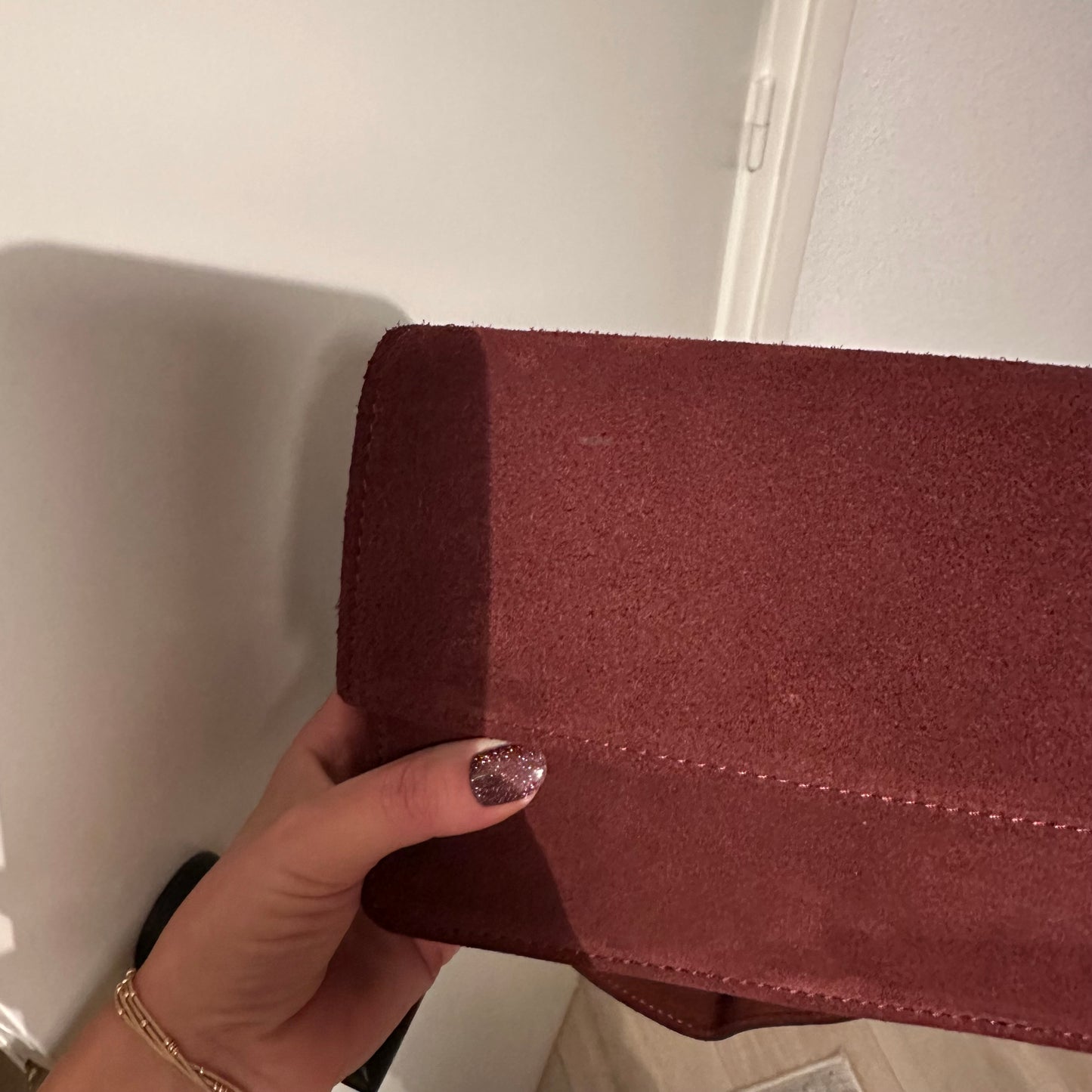 Prachtige stijlvolle suèdine tas Burgundy (sale, kleine beschadiging)