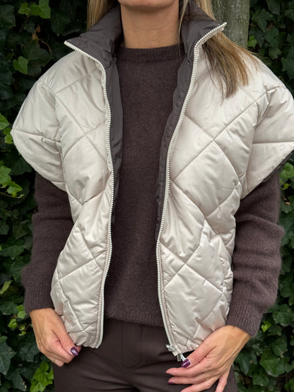 Ruim vallende gewatteerde bodywarmer- 2 kanten draagbaar- Ecru-Choco