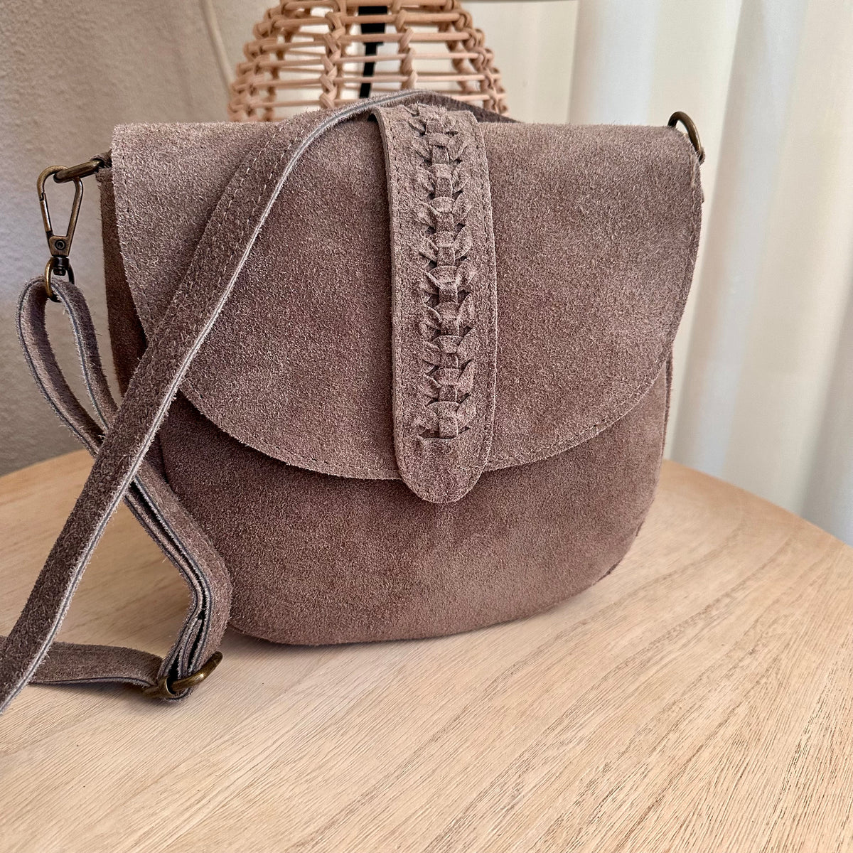 Prachtige suède tas Taupe met versiersel