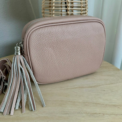Lederen crossbodytas Nude/Poeder ‘tassel’ zilveren rits