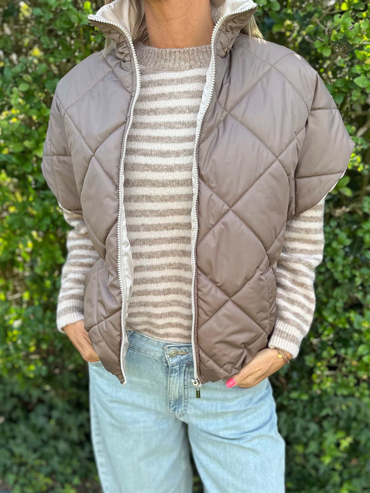 Ruim vallende gewatteerde bodywarmer- 2 kanten draagbaar- Taupe-Ecru