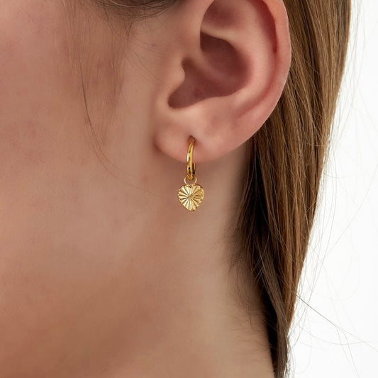 Oorbel plat hartje reliëf