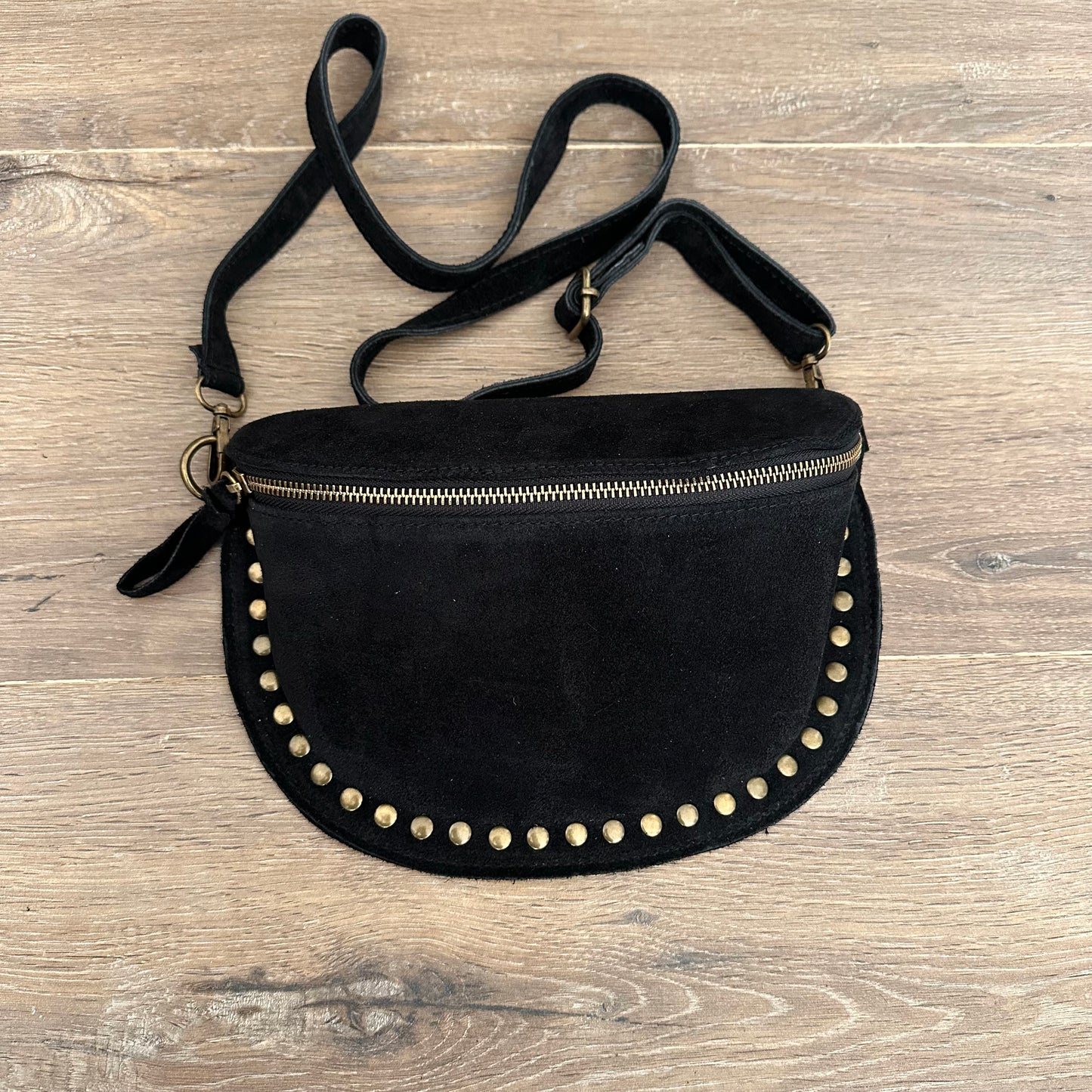Crossbody tas met gouden studs Zwart suède