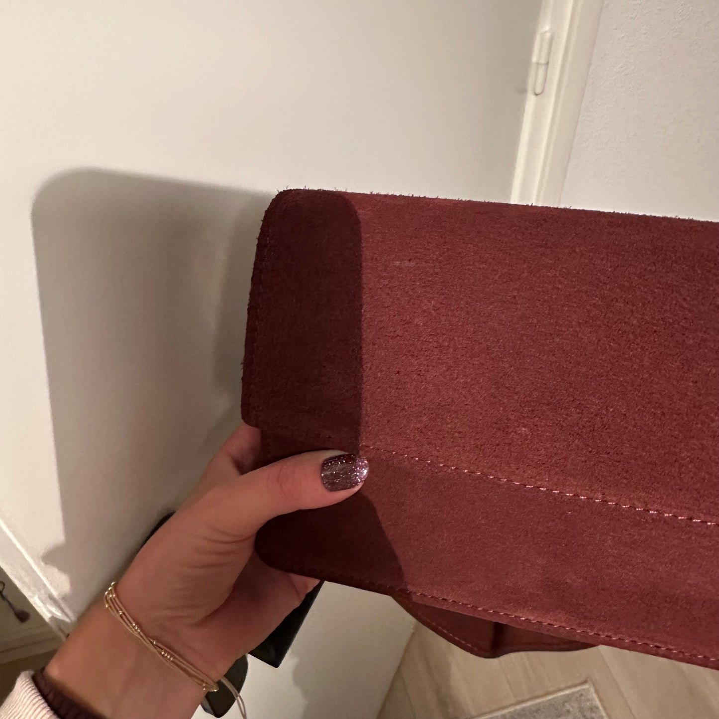 Prachtige stijlvolle suèdine tas Burgundy (sale, kleine beschadiging)