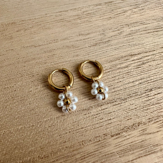 Oorring met hanger witte bloem ‘parel’