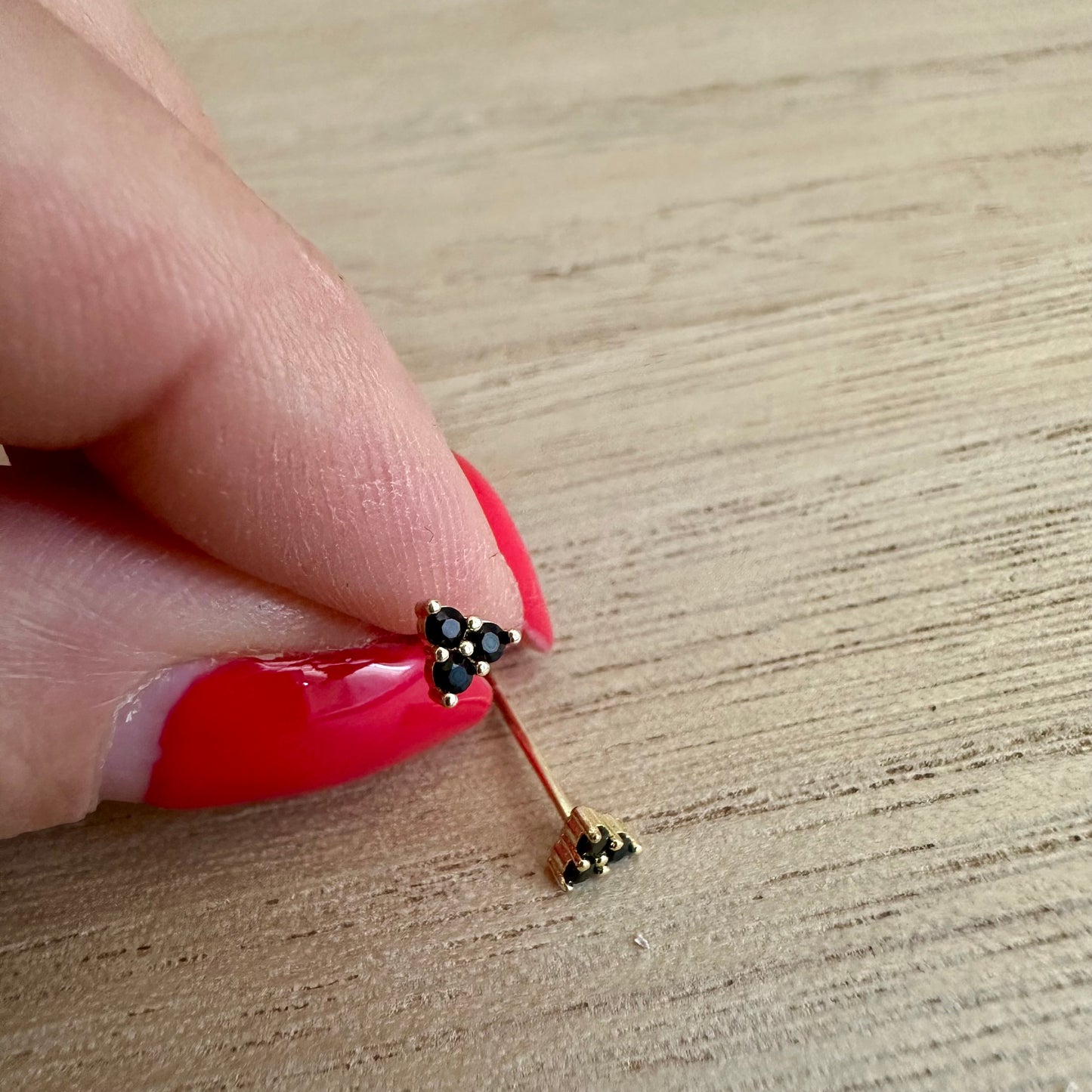 Oorstuds driehoek zwarte steentjes