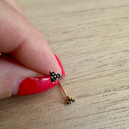 Oorstuds driehoek zwarte steentjes