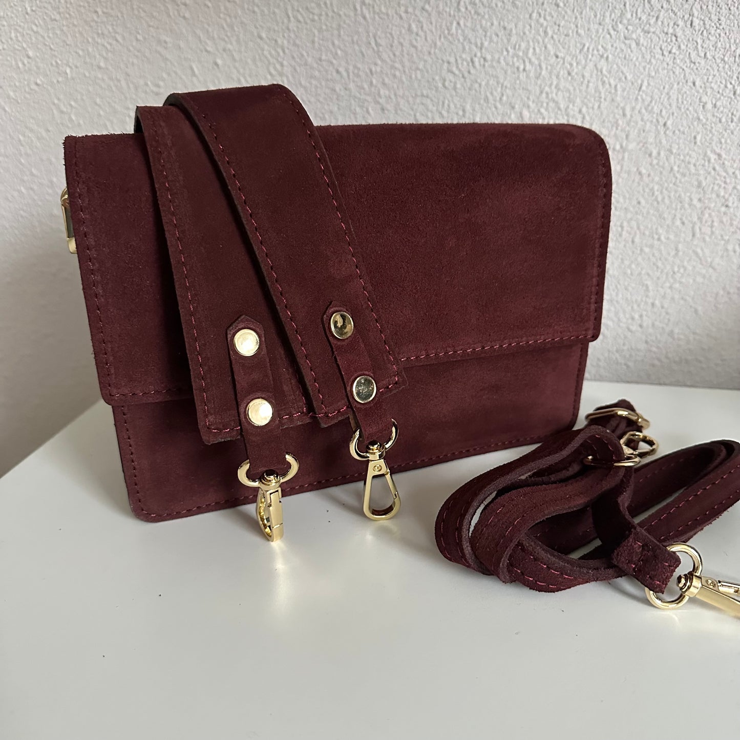 Prachtige stijlvolle suèdine tas Burgundy (sale, kleine beschadiging)