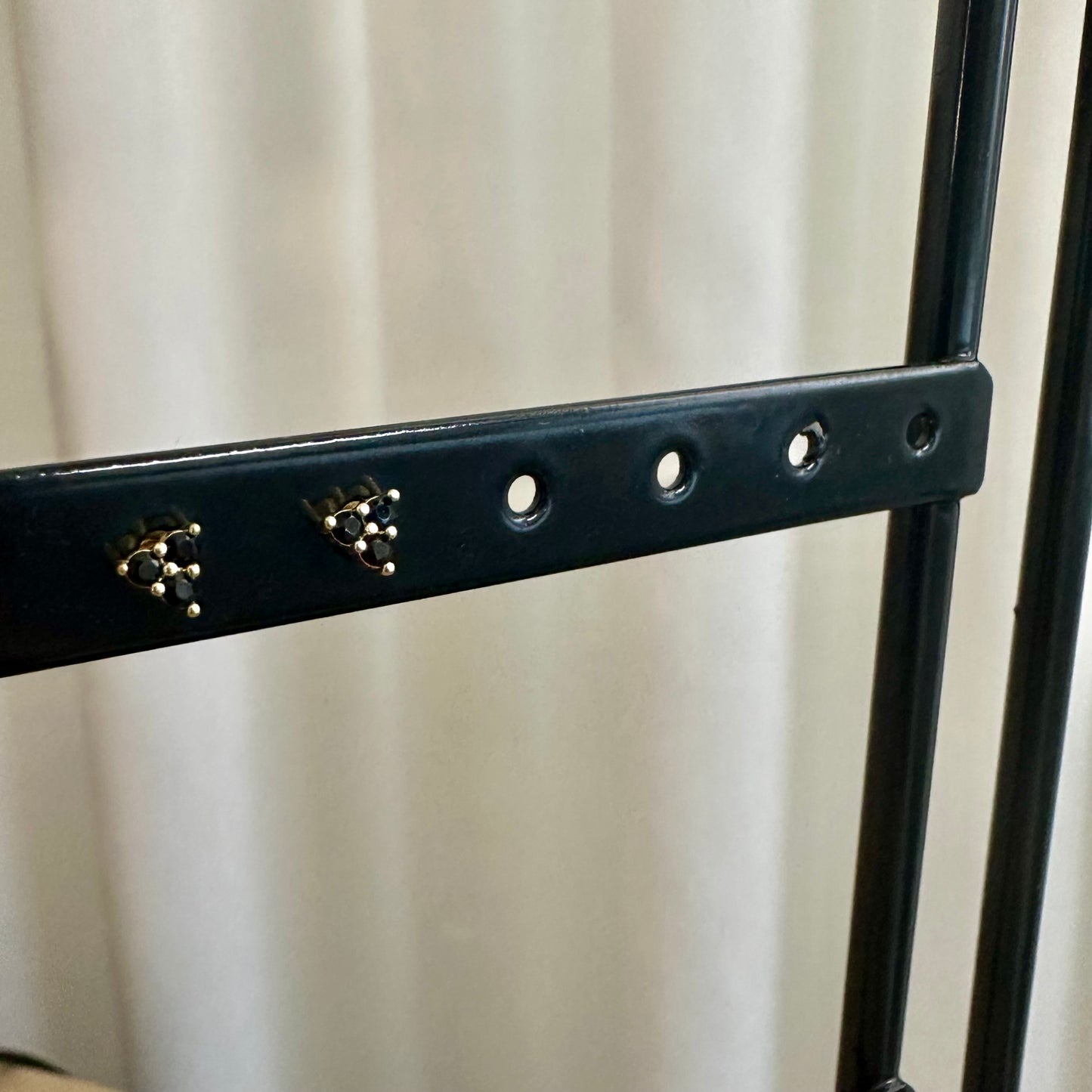 Oorstuds driehoek zwarte steentjes