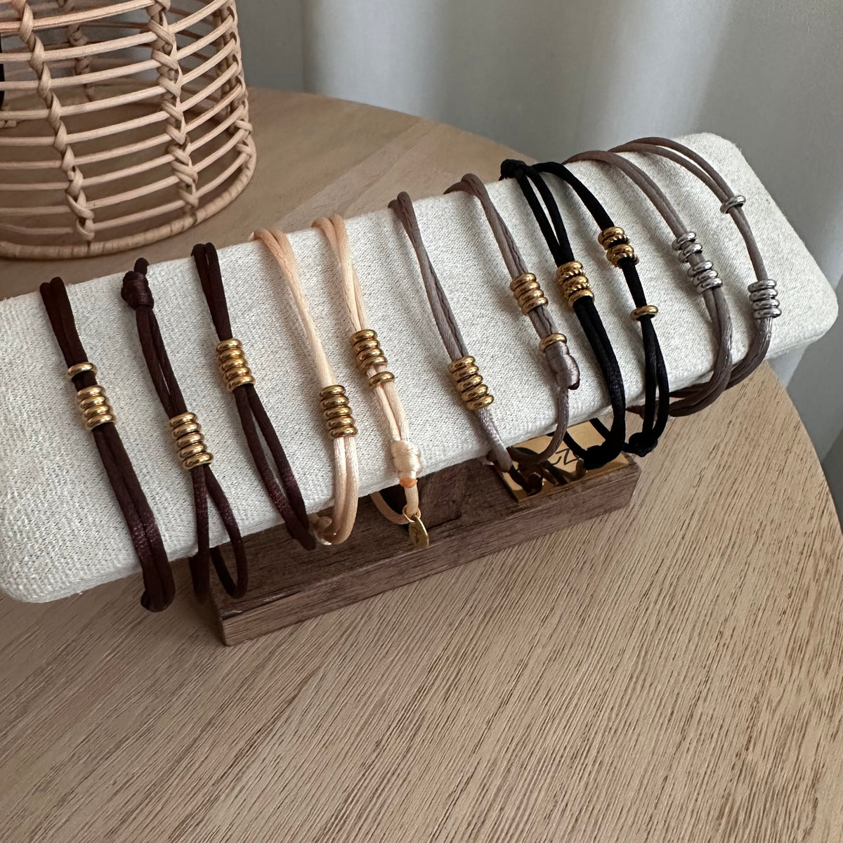 Satijn armbandje met ringen Chocobruin/goud