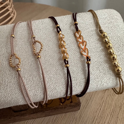 Elastisch armbandje met open hartjes Chocobruin