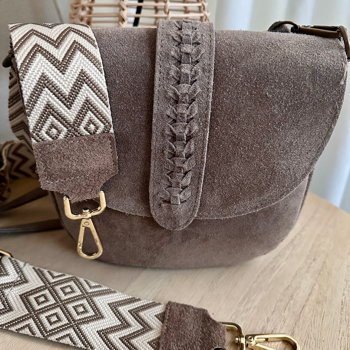 Prachtige suède tas Taupe met versiersel