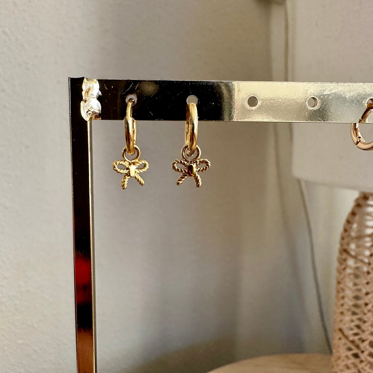 Oorring met mini strikje