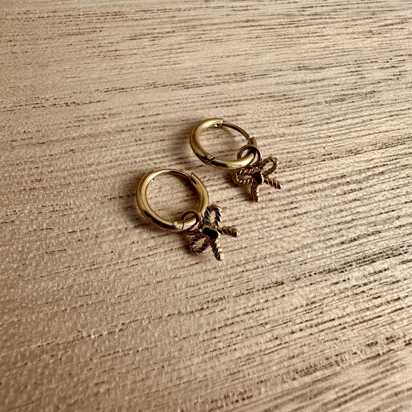 Oorring met mini strikje
