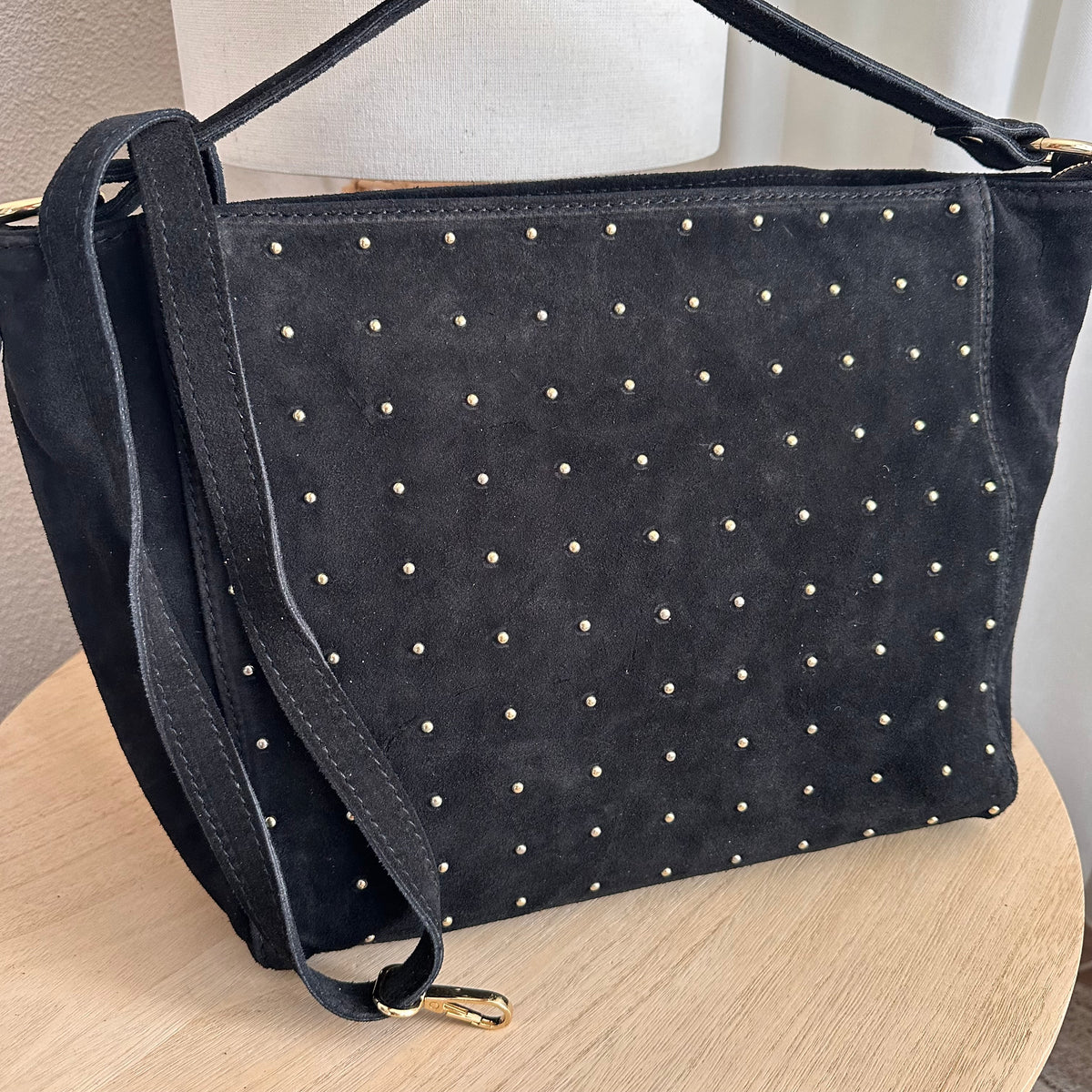 Prachtige Zwarte suèdine tas met kleine gouden studs