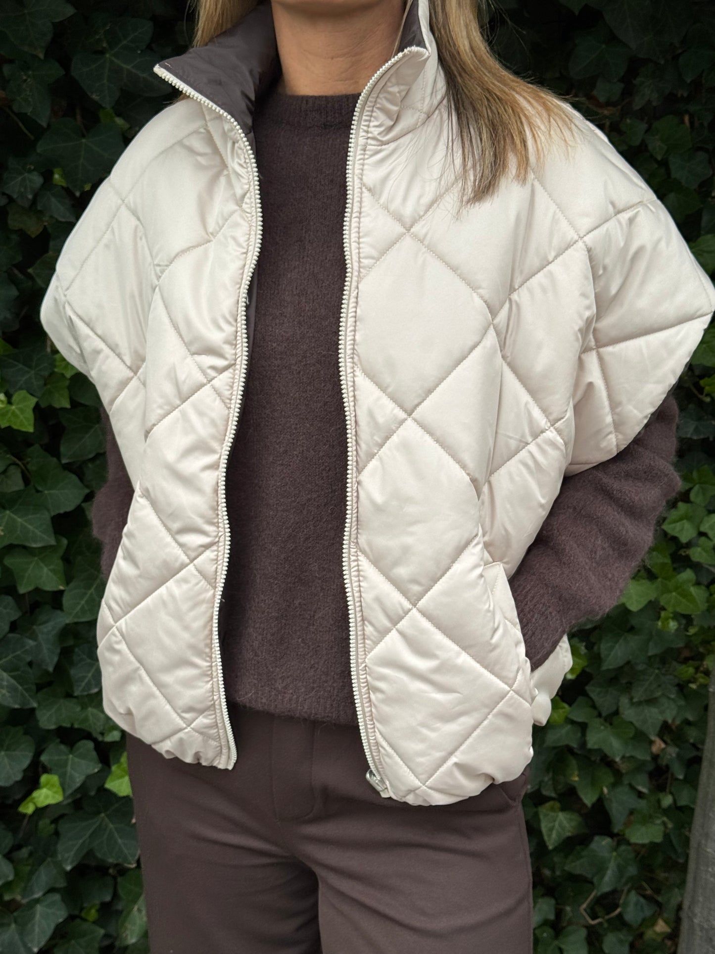 Ruim vallende gewatteerde bodywarmer- 2 kanten draagbaar- Ecru-Choco