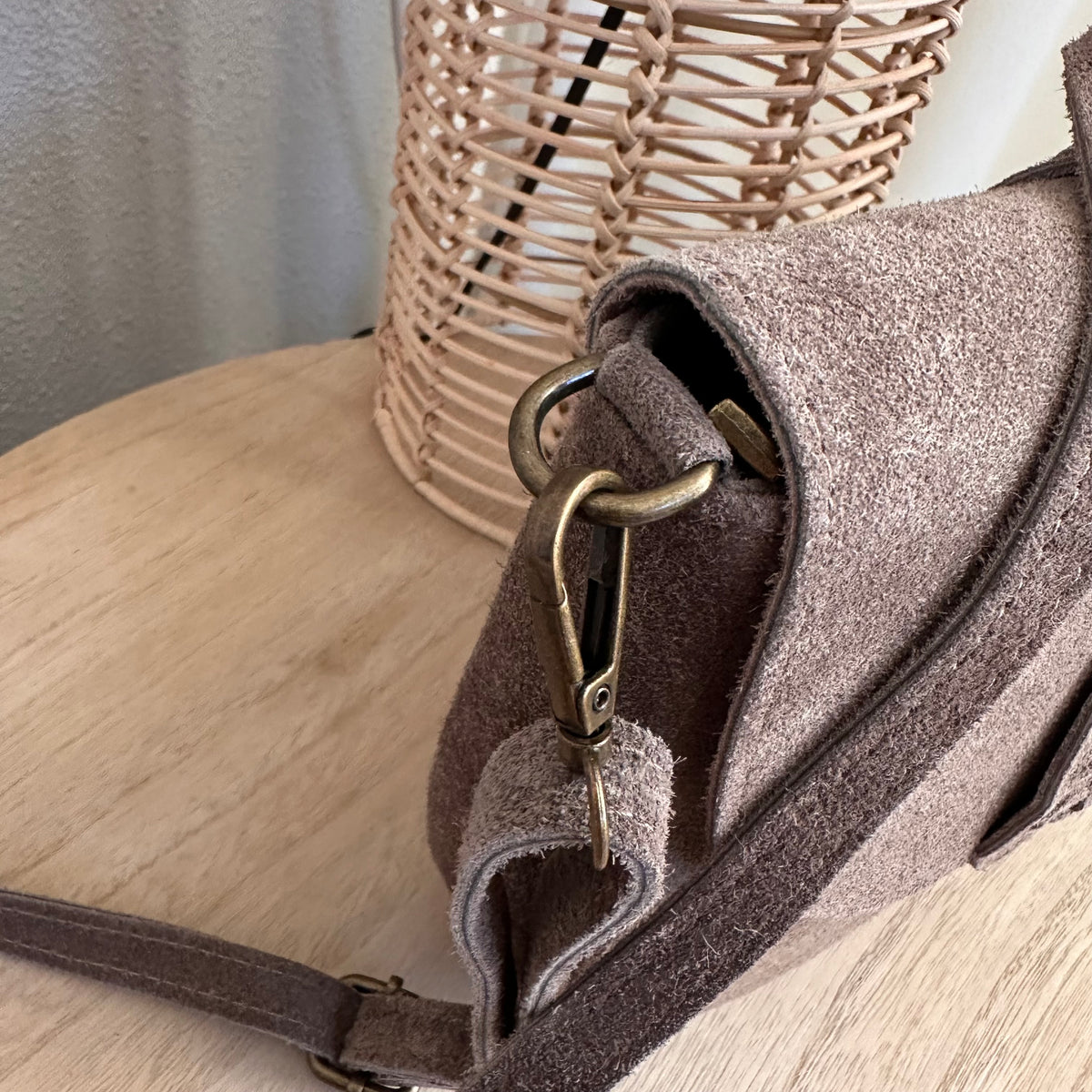 Prachtige suède tas Taupe met versiersel