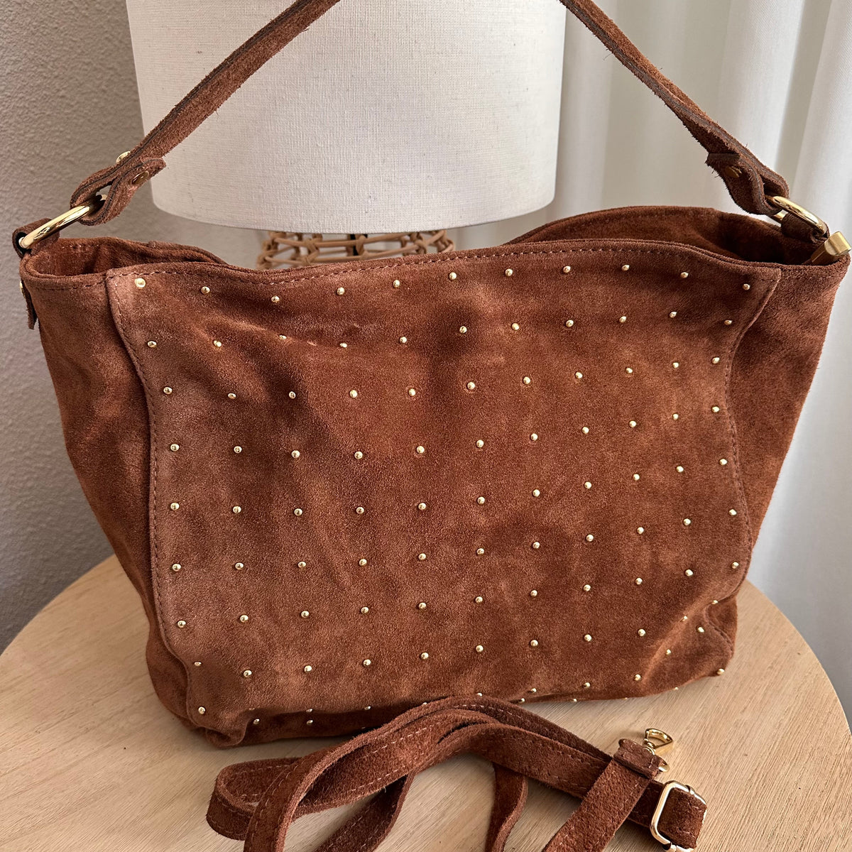 Prachtige Cognackleurige suèdine tas met kleine gouden studs