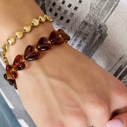 Elastieken hartjes armband Bruin