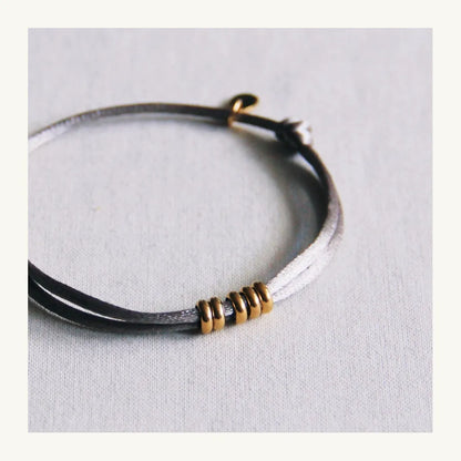 Satijn armbandje met ringen Taupe/goud