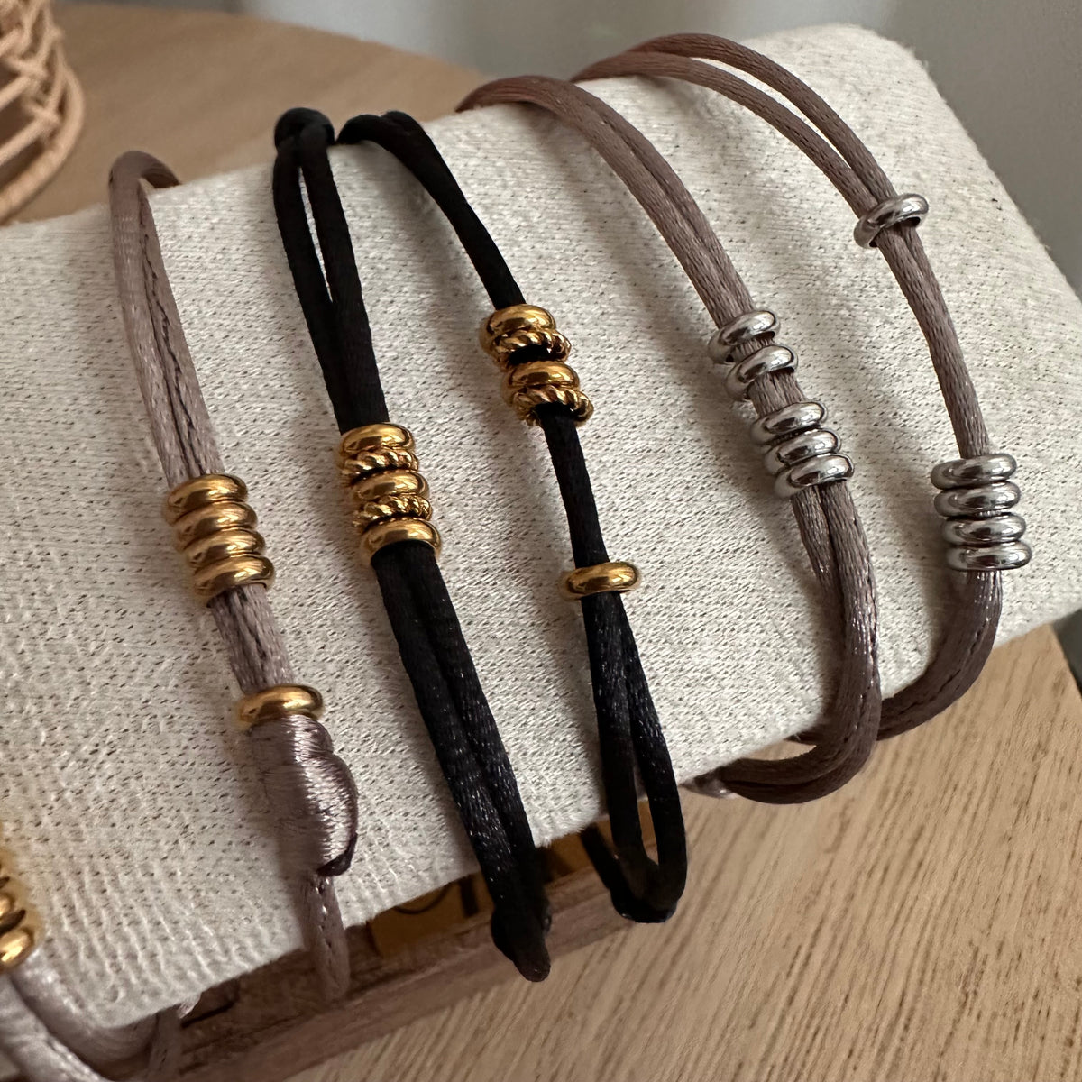 Satijn armbandje met ringen Taupe/zilver