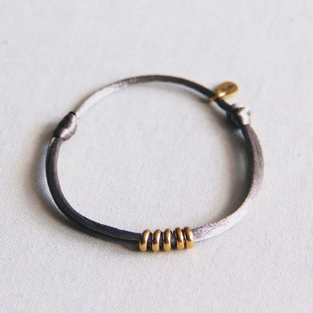 Satijn armbandje met ringen Taupe/goud