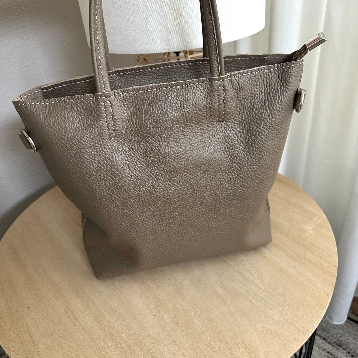 Leder handtas met kort en lang hengsel Taupe