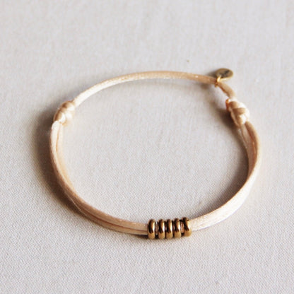 Satijn armbandje met ringen Zandkleurig/goud