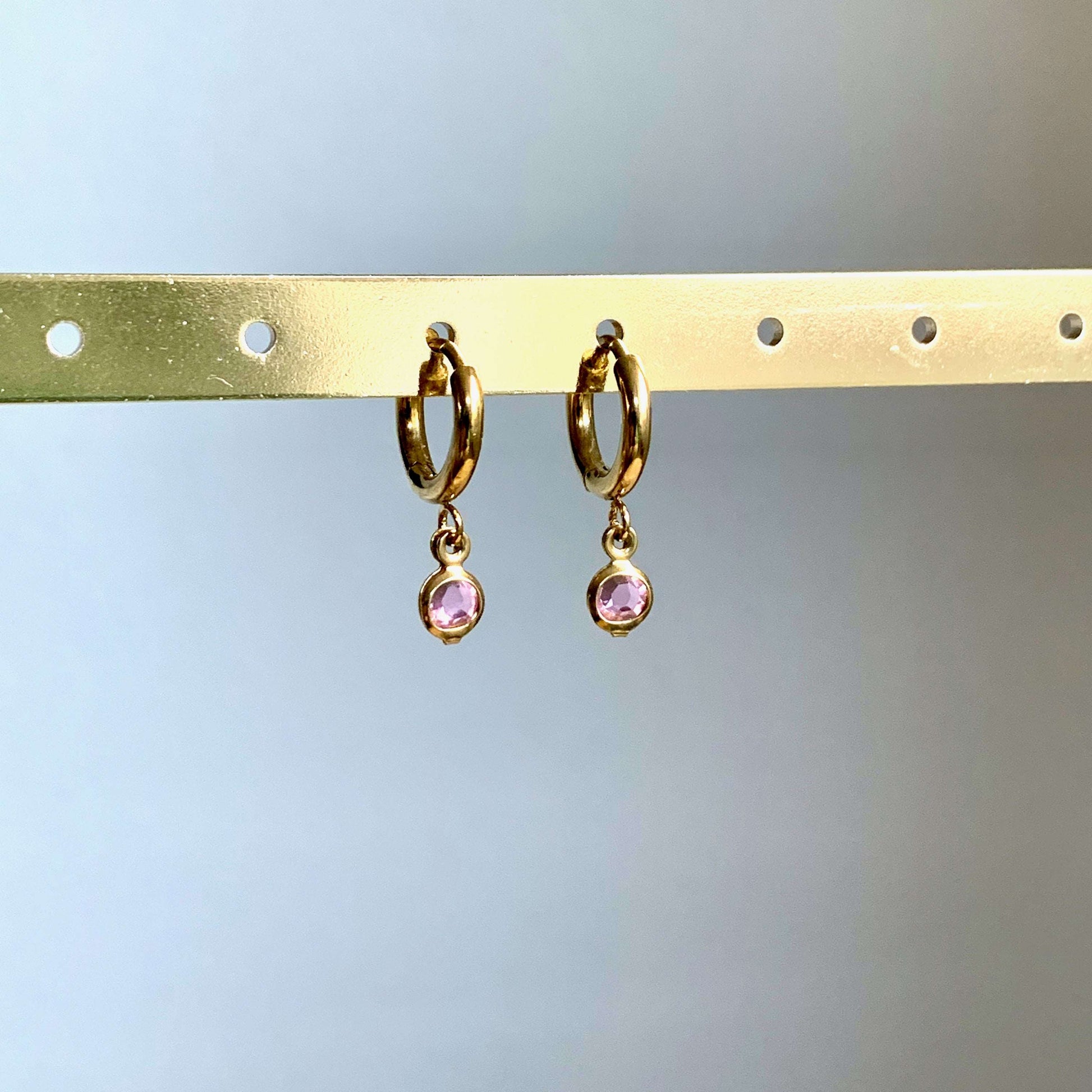 Oorringen Goud met klein roze steentje
