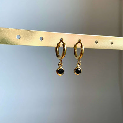 Oorringen Goud met klein Zwart steentje