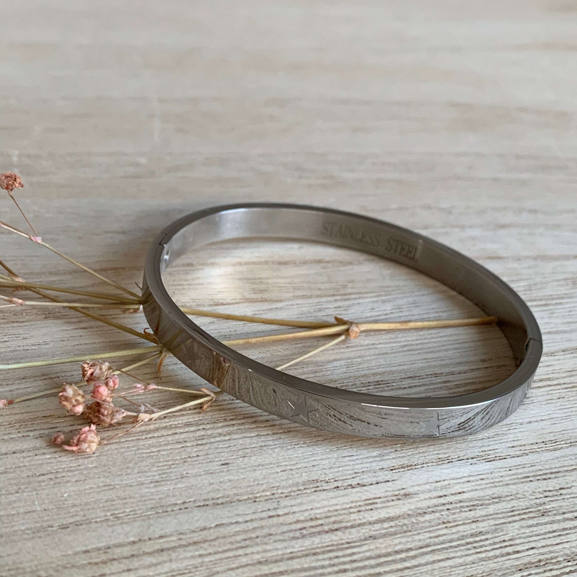 Bangle Zilver 6 mm met gegraveerde sterretjes