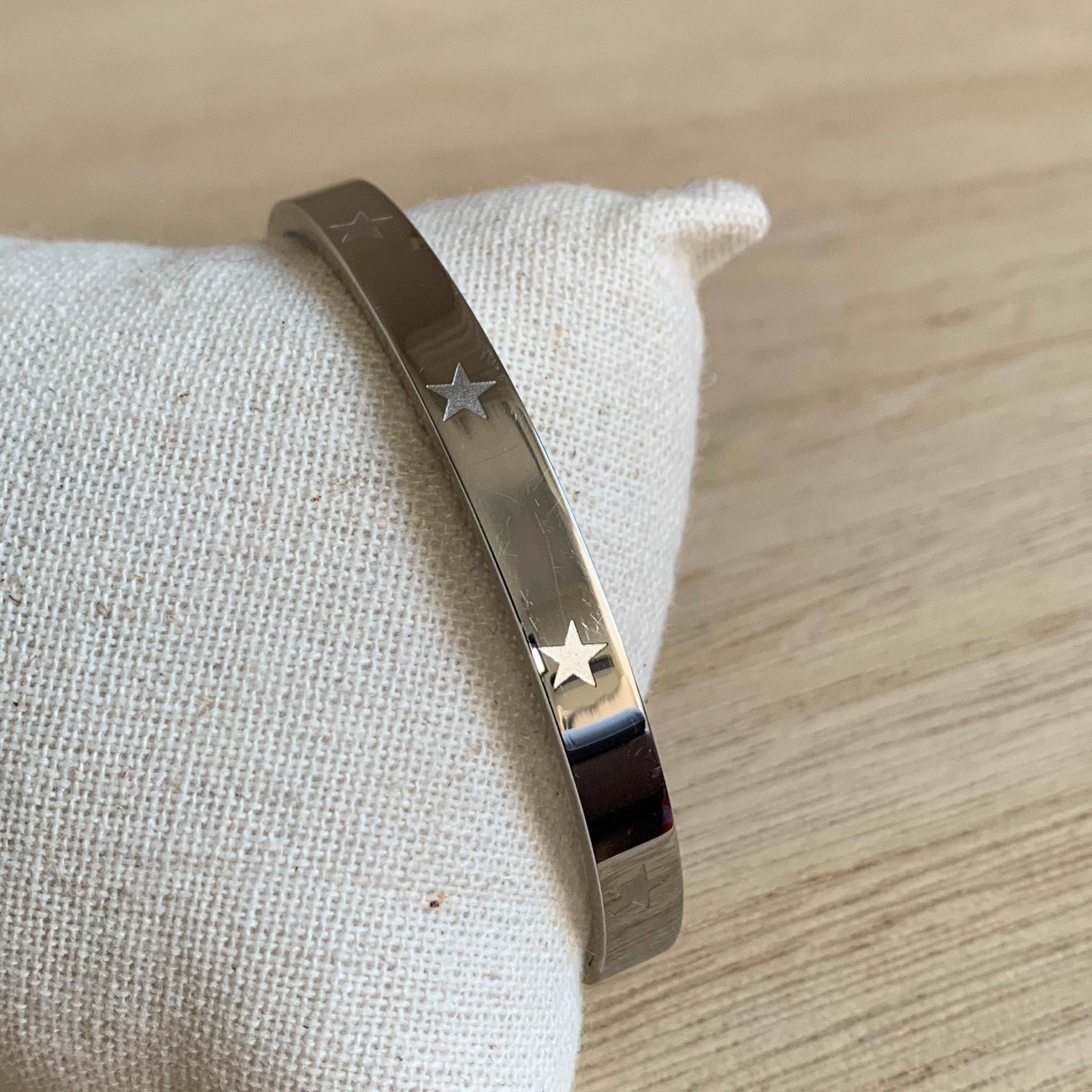 Bangle Zilver 6 mm met gegraveerde sterretjes