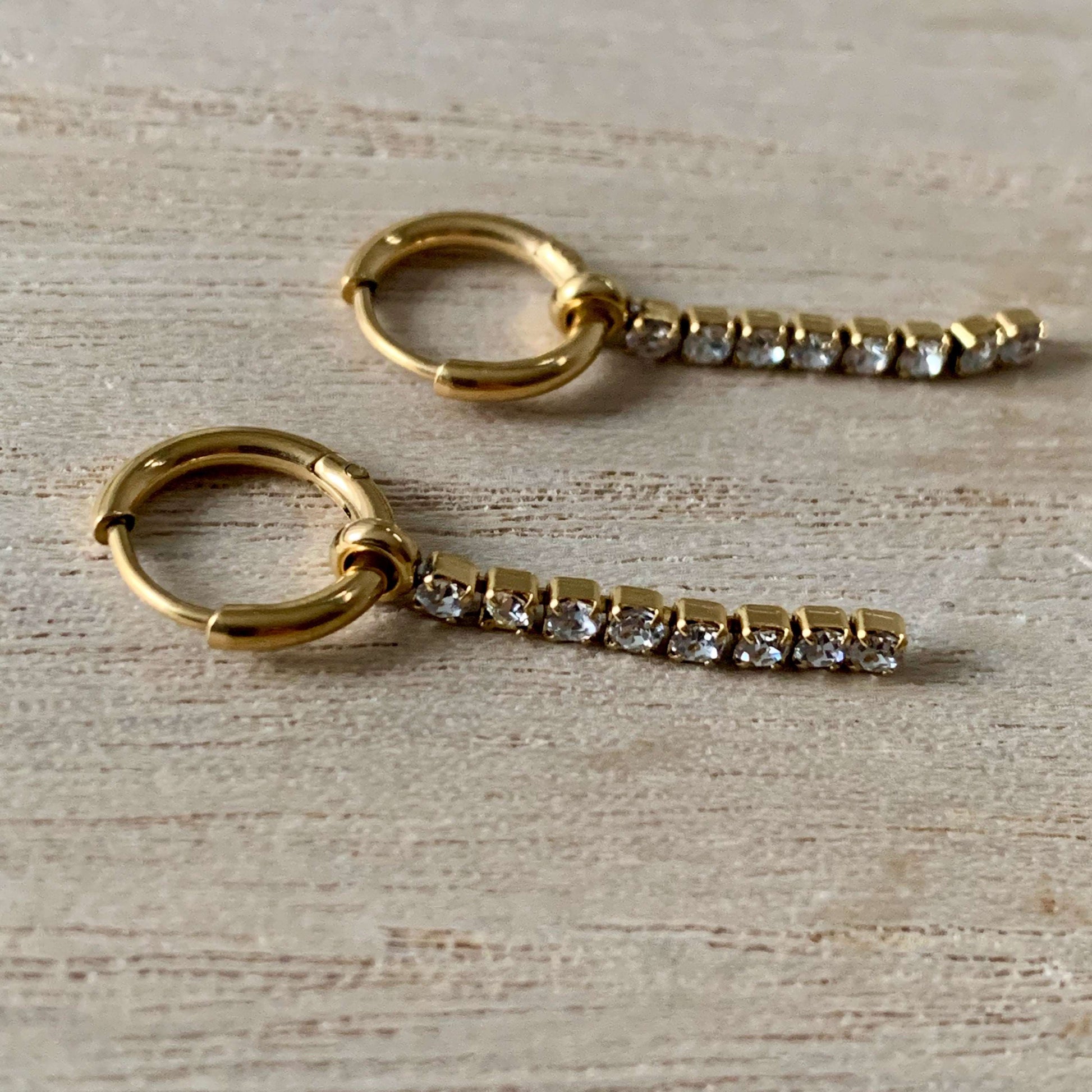 Oorringen Goud met koordjes van kleine strass steentjes